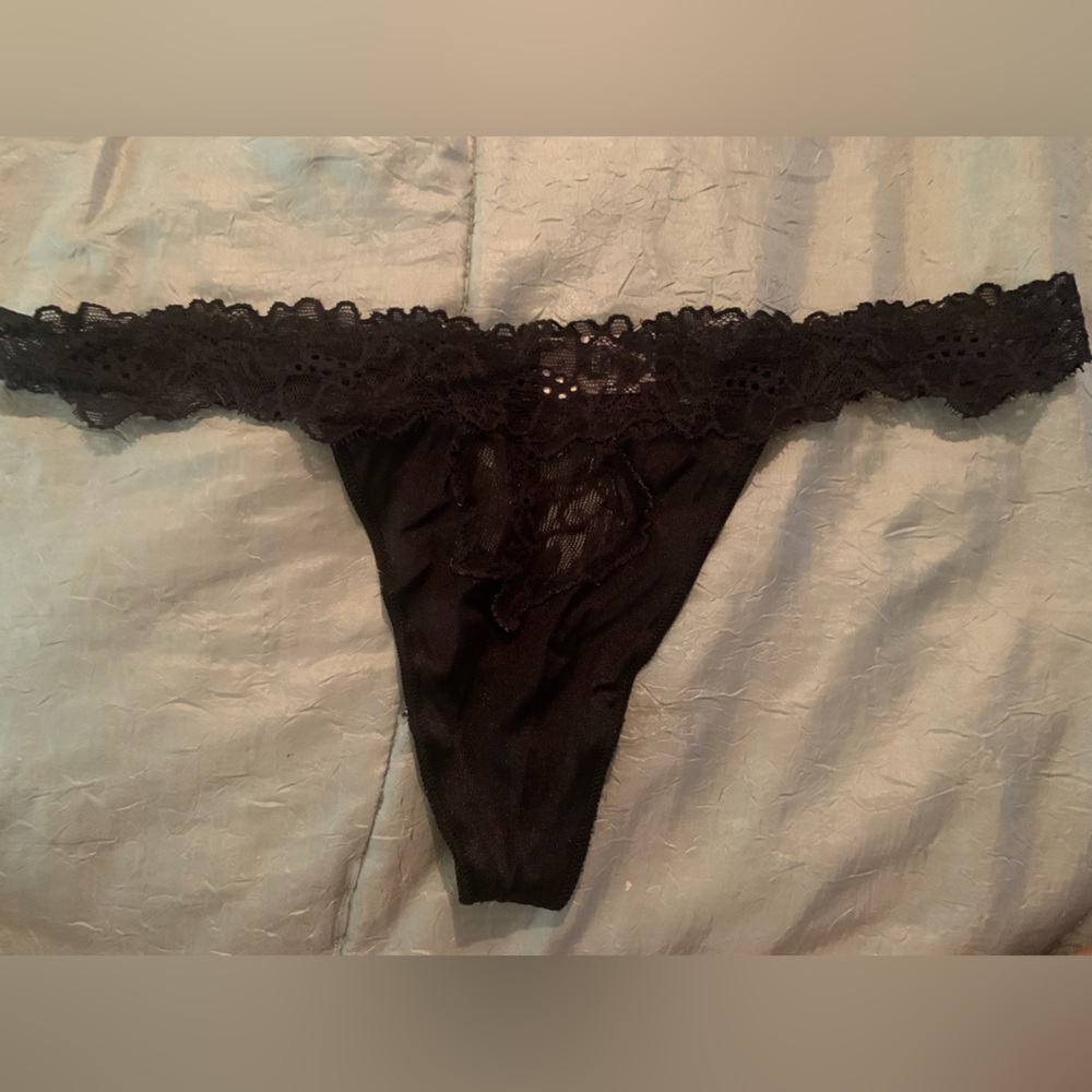 ❤️3/$30 Victoria’s Secret black lace thong
